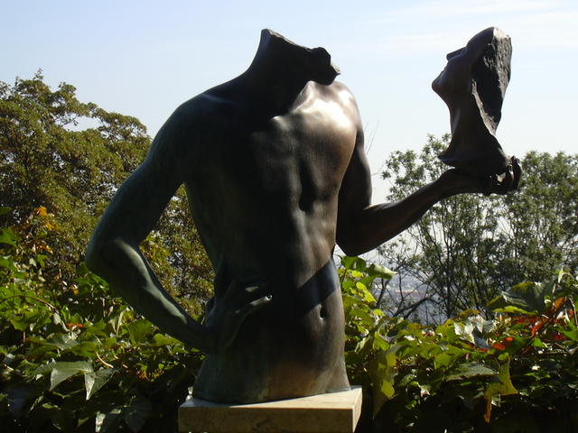 Headless art in a random art gallery